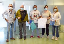 Representants del CHV i de la Fundació Dr. Trueta en el lliurament de les bosses de roba