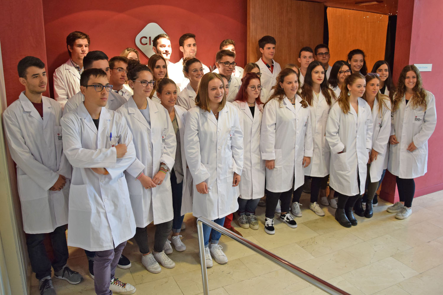 Fotografia de grup dels estudiants de Medicina assignats a fer la pràctica a l'HUV
