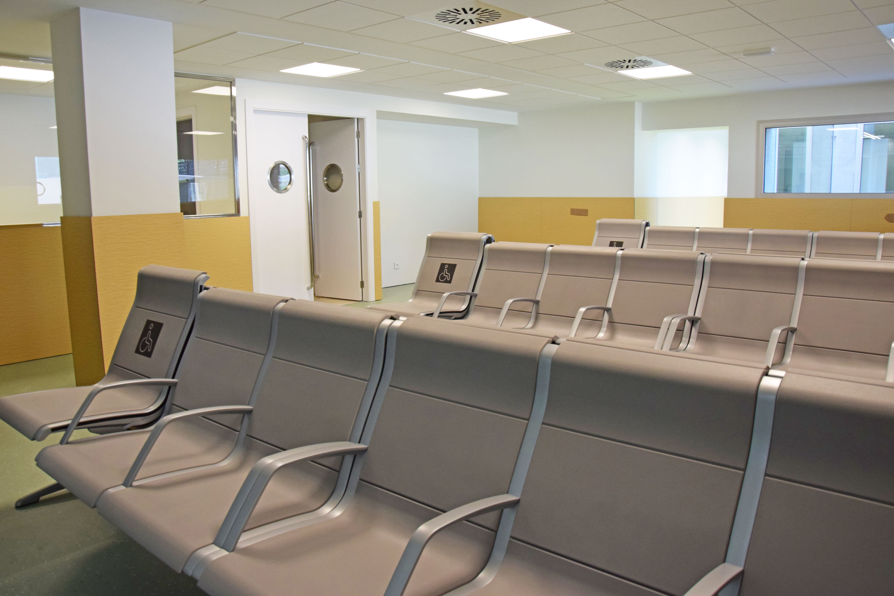 La sala d'espera incorpora seients més amplies i còmodes