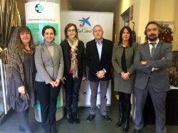 Els representants de l'Obra Social "La Caixa" a Osona i els de la Fundació Hospital Sant Jaume de Manlleu, al centre de dia