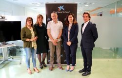 M. Àngels Romeu, directora de l'Hospital de Sant Jaume de Manlleu; Claude Protin, sotsdirectora de Dependència del CHV; Jaume Castellano, gerent de la Fundació Hospital Sant Jaume de Manlleu; amb representants de Caixa Bank.