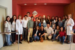 Fotografia de grup dels residents que enguany han completat la seva formació, amb els seus tutors i personal de Direcció i de Docència del Consorci Hospitalari de Vic