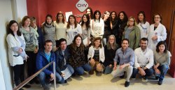 Fotografia de grup dels residents que enguany han completat la seva formació, amb els seus tutors i personal de Direcció i de Docència del Consorci Hospitalari de Vic.