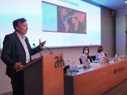 La Dra. Assumpció Guillén ha estat una de les moderadores en la ponència 'Està adaptada la salut mental a la interculturalitat?'. Foto: Althaia