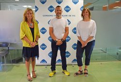 D'esquerra a dreta, la cap d'Estratègia Ciutadana i Comunicació del CHV, Íngrid Casasús, el president de l’Agrupació de Persones Sordes de Vic i Comarca, David Puigsasllosas, i la gerenta del CHV, Sara Manjón.