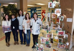L'equip de secretaria de Direcció, Atenció al Ciutadà i Magatzem que s'ha encarregat de decorar l'arbre