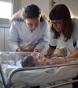 La Dra. Neus Roca del CHV amb una estudiant de la nova Facultat de Medicina de la UVic-UCC