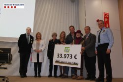 La cap d’Onco-hematologia del CHV, la Dra. Marta Parera, va recollir el donatiu de la mà dels padrins de l’edició, l'actor i humorista Fermí Fernández i la ninotaire Pilarín Bayés