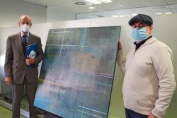 El president del CHV, Jaume Portús, amb el pintor Jesús Ramos, durant l'acte de donació de l'obra.