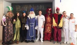 La comitiva dels Reis de l'Orient en una fotografia amb professionals de Manlleu
