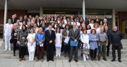 Fotografia de grup a les escales de l'Hospital Universitari de Vic