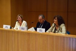 La directora assistencial del CHV, Dra. Rosa M. Morral; la ginecòloga i directora de la jornada, Dra. Núria Estopiñà; i el primer tinent d’alcalde de Vic, Josep Arimany, durant l’acte inaugural