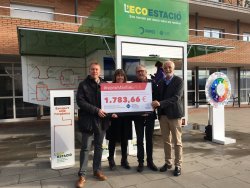 L’alcalde de Manlleu, Àlex Garrido, va fer entrega del xec a l’Hospital Sant Jaume de Manlleu el 4 d’abril en el marc de la Setmana Ambiental