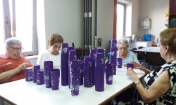 Usuàries de la Residència Aura enfilant gots