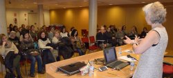 L'experta en ACIP, Lourdes Bermejo, davant les treballadores de la Fundació Assistencial d'Osona