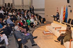La Dra. Rosa Morral, directora Assistencial del CHV, durant la presentació de la taula de debat que va moderar