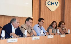 Representants de la Facultat i del CHV, dimarts, durant la presentació del Grau als professionals