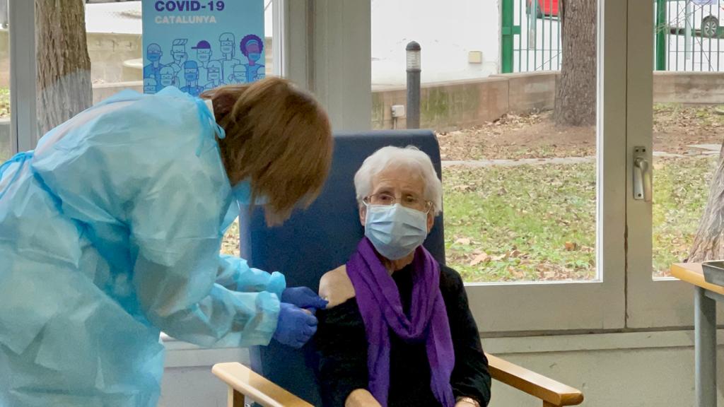 Leo Sánchez, una àvia de 87 anys, ha estat la primera persona de la Catalunya de Central en rebre la vacuna